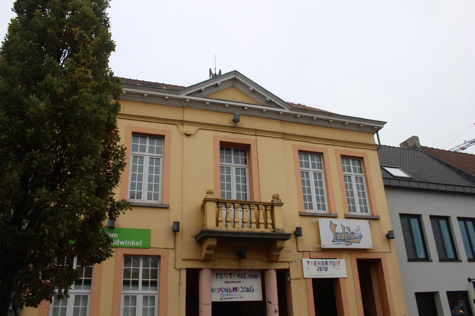 Salle Lodejo backdrop