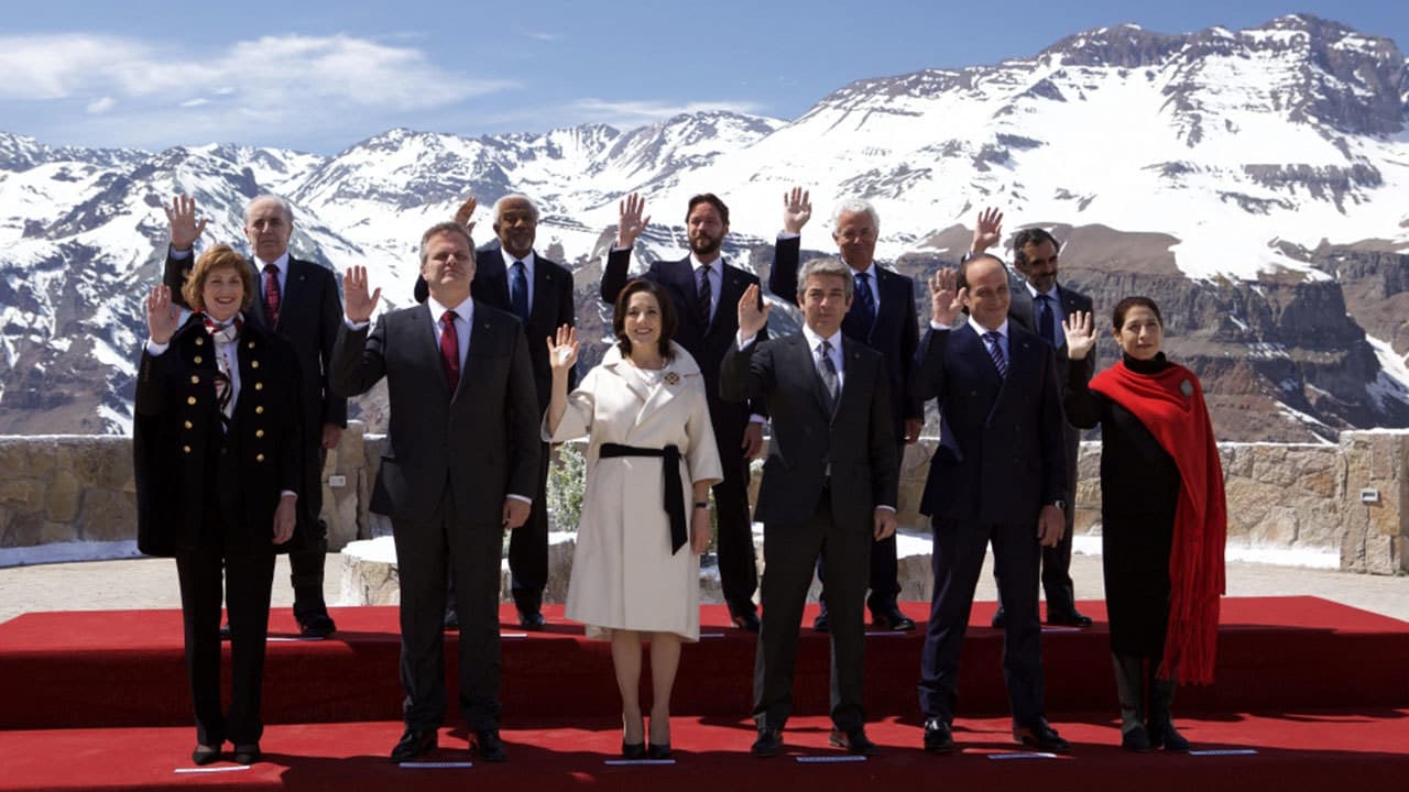 La cordillera backdrop