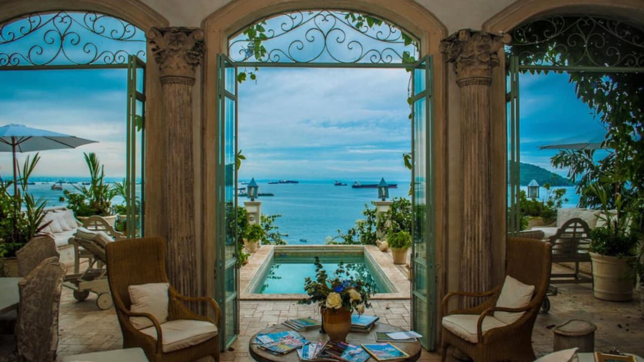 La residencia backdrop