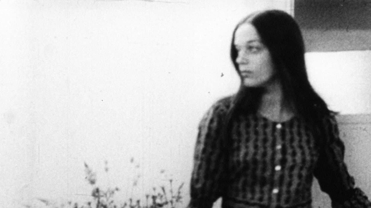 L'Enfant aimé ou Je joue à être une femme mariée backdrop