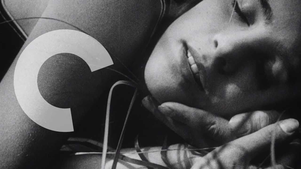 Les Hommes le dimanche trailer thumbnail