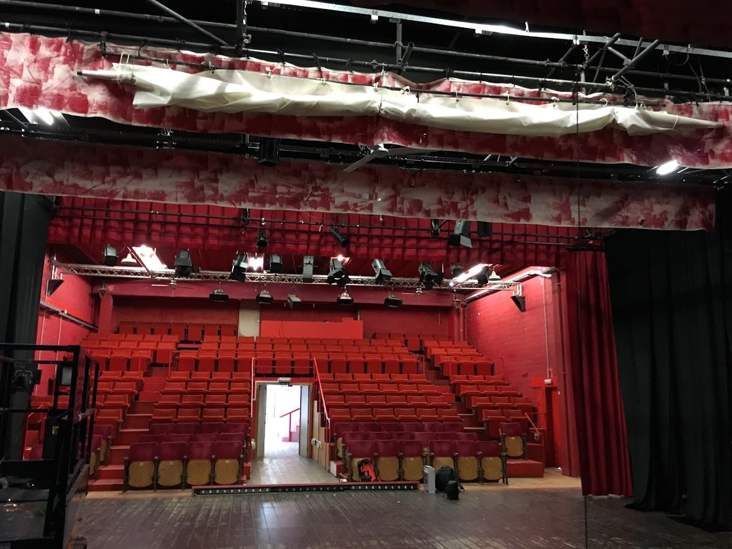 Theater Tinnenpot backdrop